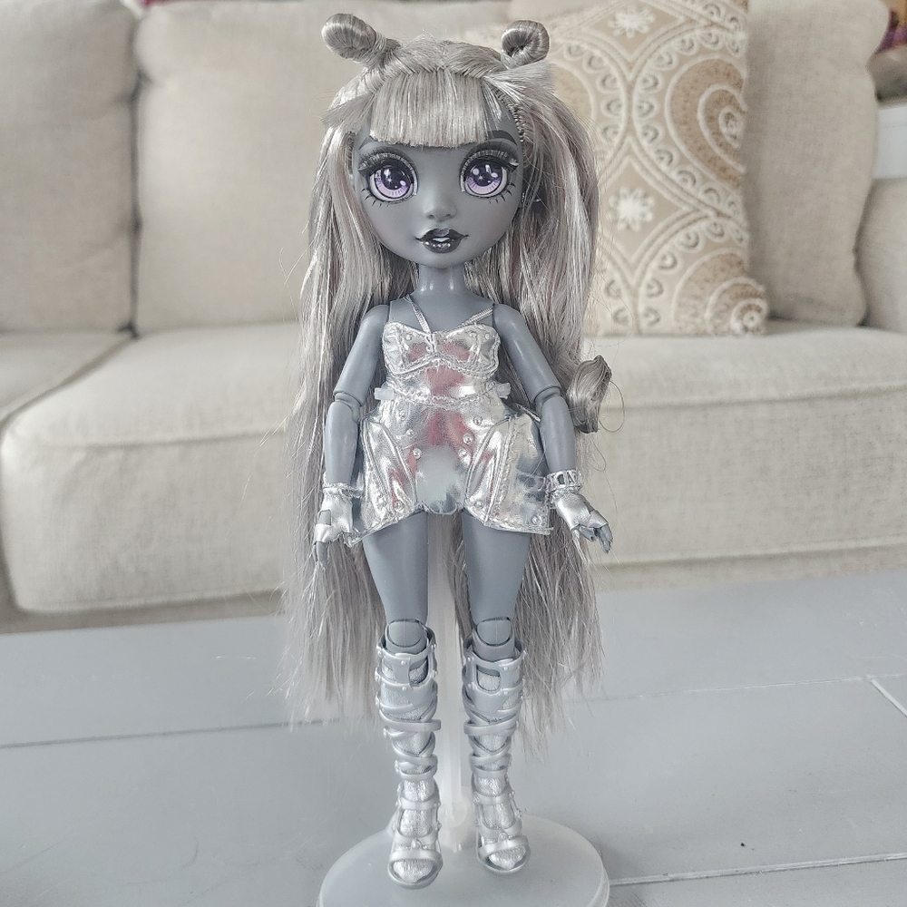 🌈 MGA Rainbow High Shadow High Luna Madison Fashion Doll Silver Gray